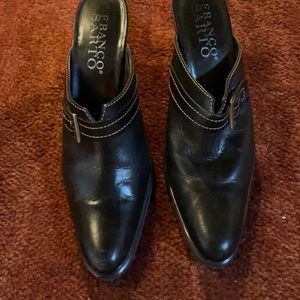 Black leather heeled shoe